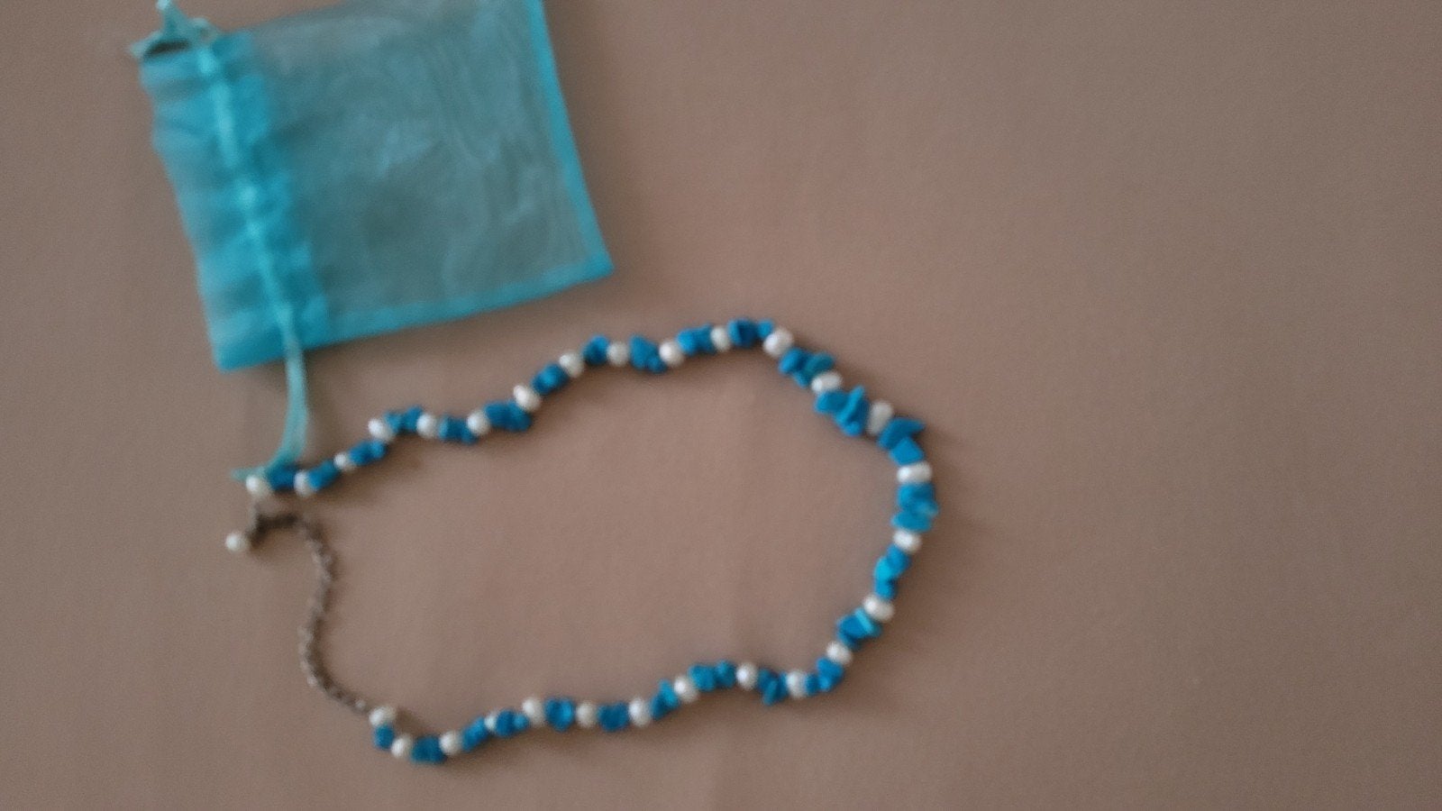 Turquoise en parel ketting met organza zakje, Ophalen of Verzenden, Nieuw, Blauw, Overige materialen