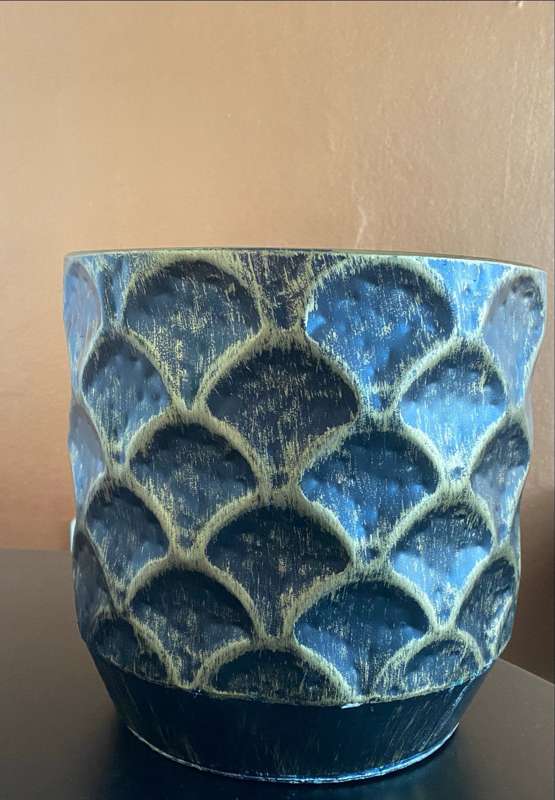 Decoratieve vaas met schubbenpatroon - Zwart/Goud, Kunststof, Met patroon/structuur, Zwart, Zo goed als nieuw