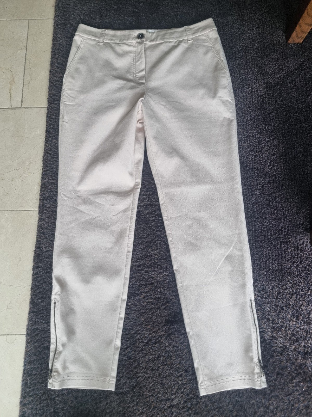 Marc Cain broek met ritsen - Zo goed als nieuw, Kleding | Dames, Maat 38/40 (M), Marc Cain, Beige, Ophalen of Verzenden