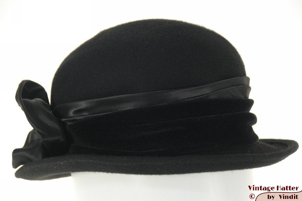 Vintage Dameshoed zwart vilt met velours band 56,5, Ophalen of Verzenden, Zo goed als nieuw, 56 of 57 cm (M, 7 of 7⅛ inch), Hoed