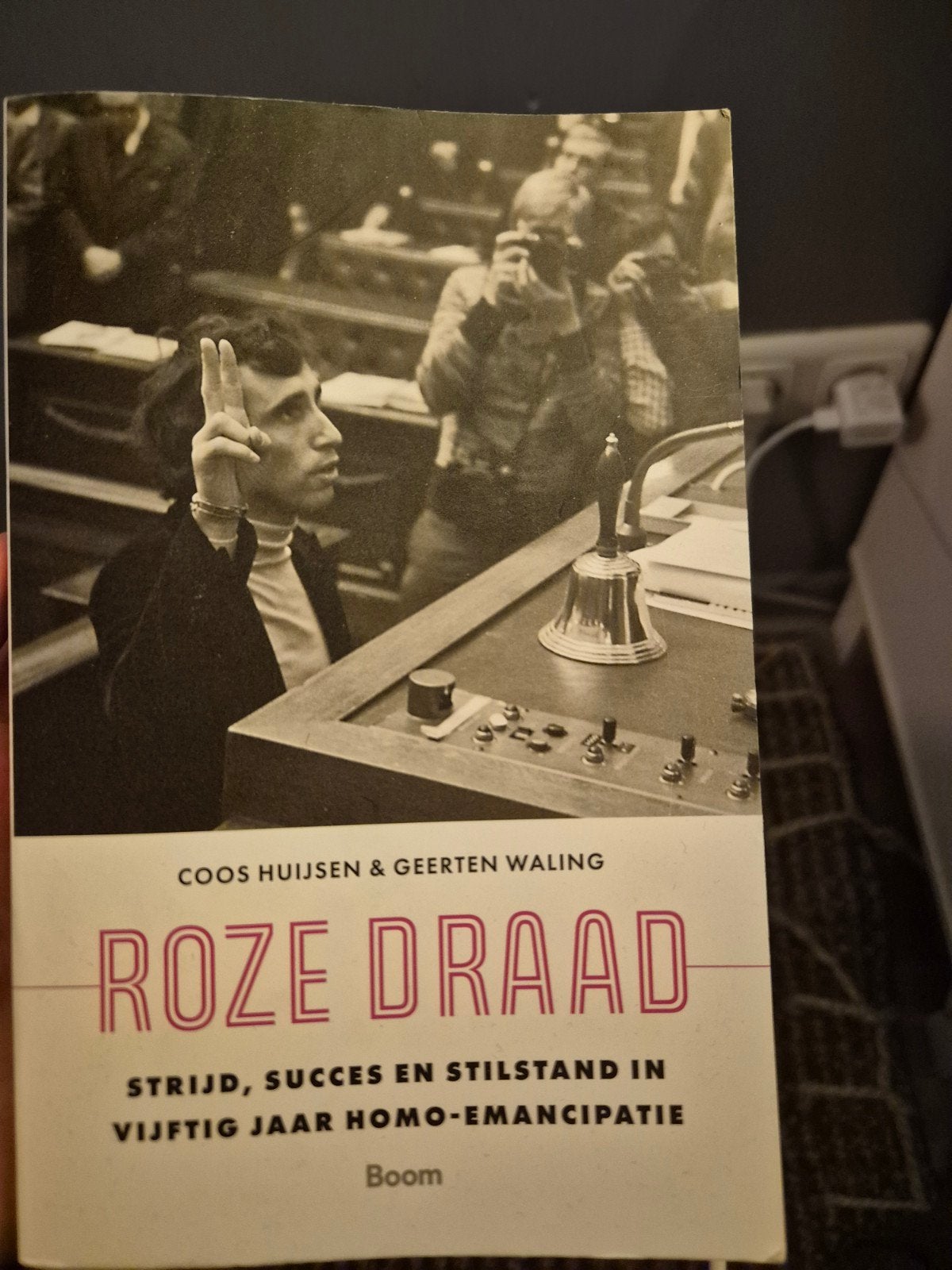 Roze Draad: 50 jaar homo-emancipatie - Coos Huijsen, Ophalen of Verzenden, Zo goed als nieuw