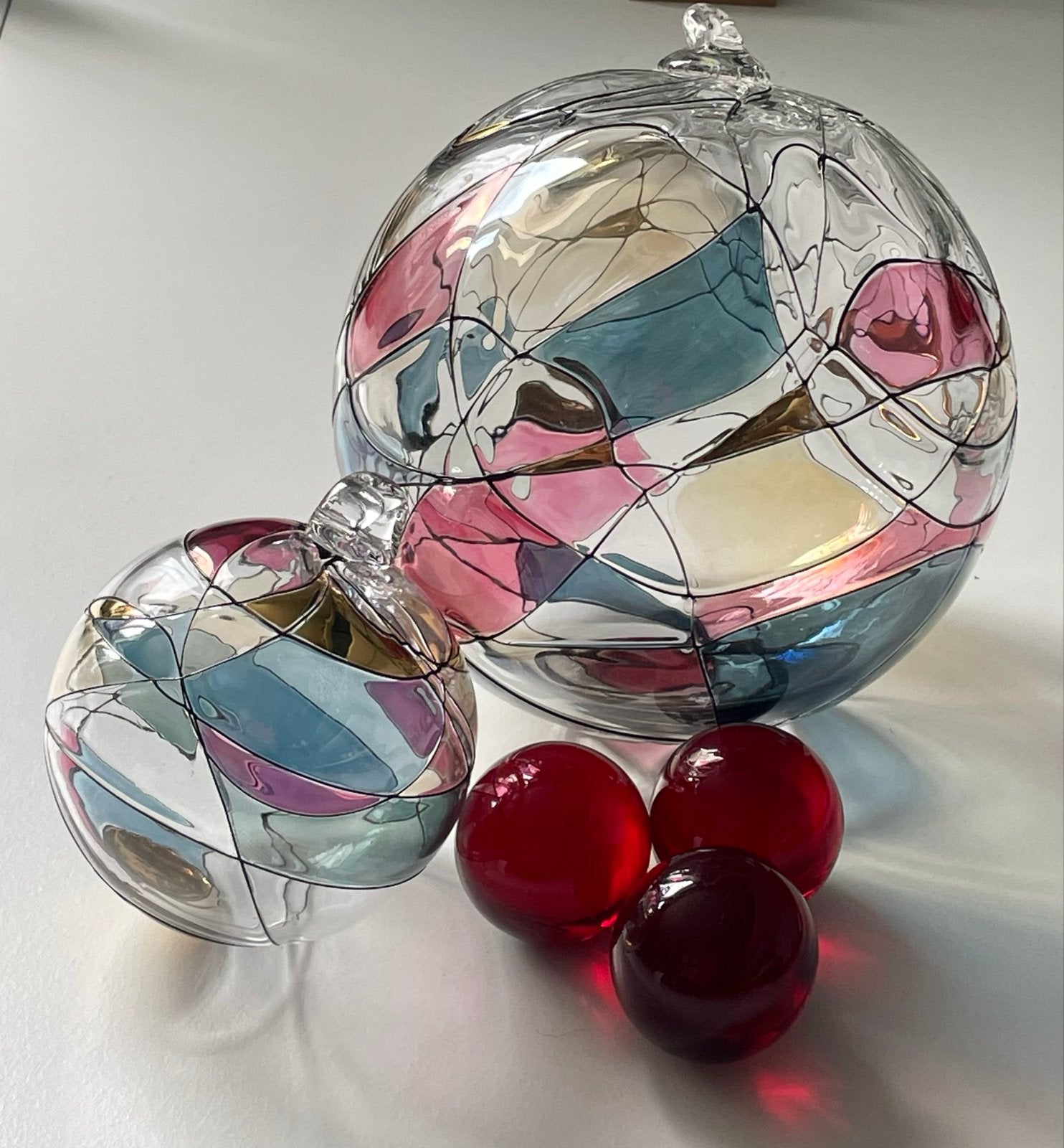 Set van 2 decoratieve glazen bollen met kleurrijk patroon, Ophalen of Verzenden