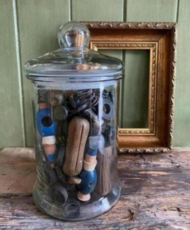 Glazen pot met oude  voetbaltafel poppetjes en onderdelen, Ophalen of Verzenden