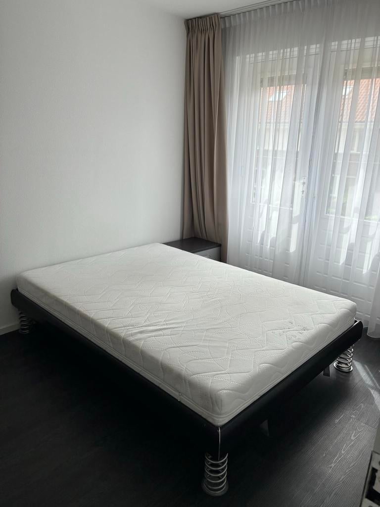 Tweepersoonsbed 140x200 + matras + nachtkastje, Huis en Inrichting, Slaapkamer | Bedden, Ophalen, Zwart, Tweepersoons, 140 cm