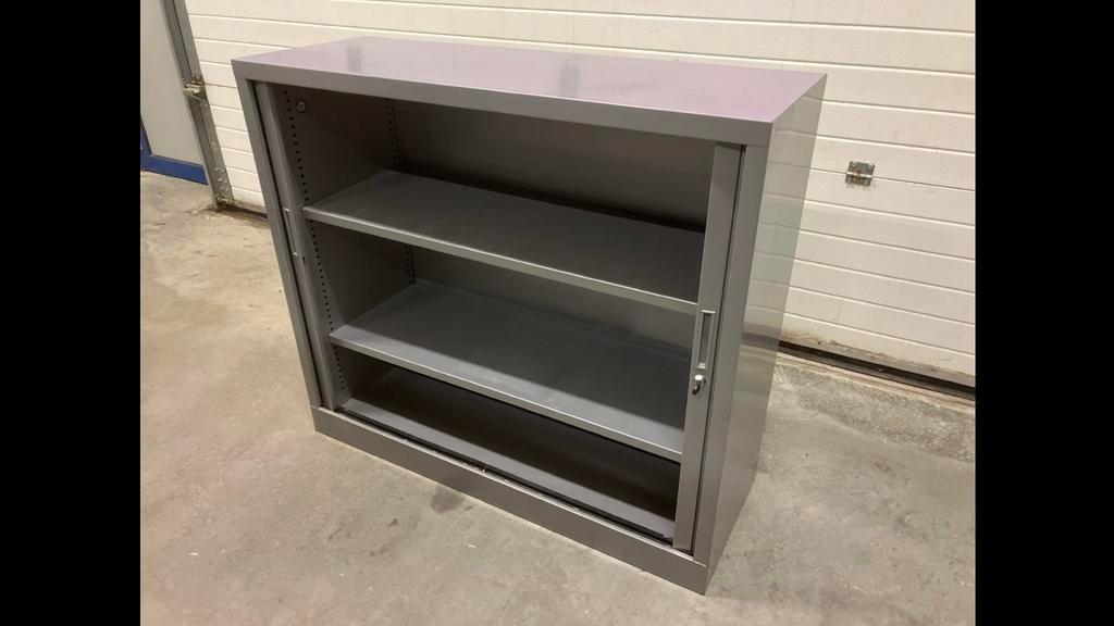 Grijze dossierkast met roldeuren en slot, Gebruikt, 100 tot 150 cm, Meerdere deuren, Ophalen of Verzenden