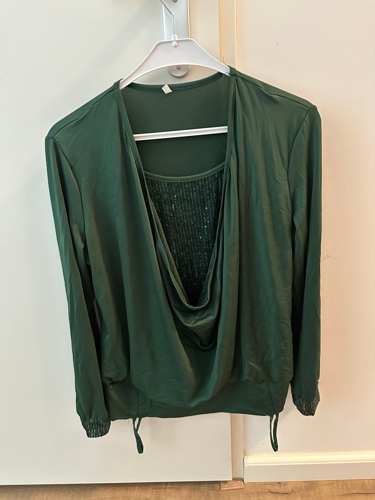 Nieuwe groene top met pailletten, maat 44, Kleding | Dames, Tops, Maat 42/44 (L), Nieuw, Ophalen of Verzenden, Lange mouw