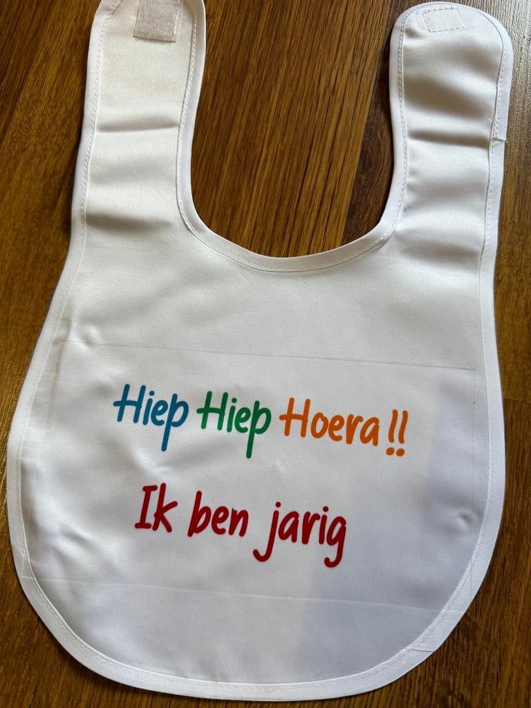 Slabbetje 'Hiep Hiep Hoera!! Ik ben jarig', Ophalen of Verzenden, Nieuw, Overige typen