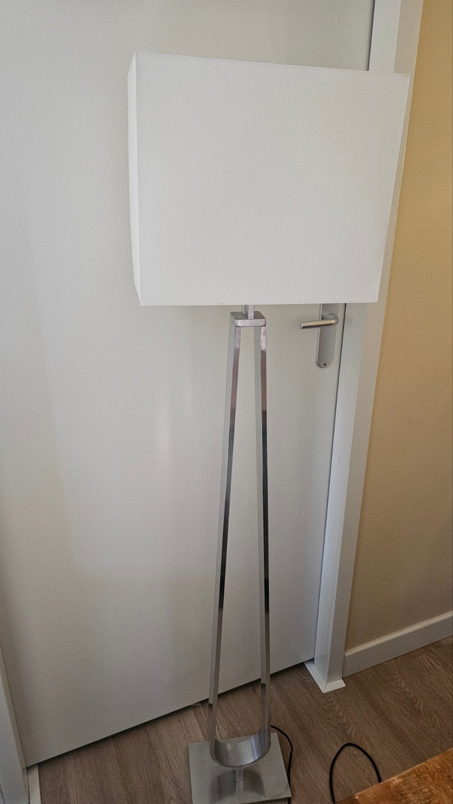 IKEA metalen vloerlamp met witte kap, Ophalen, Zo goed als nieuw, Metaal, 150 tot 200 cm