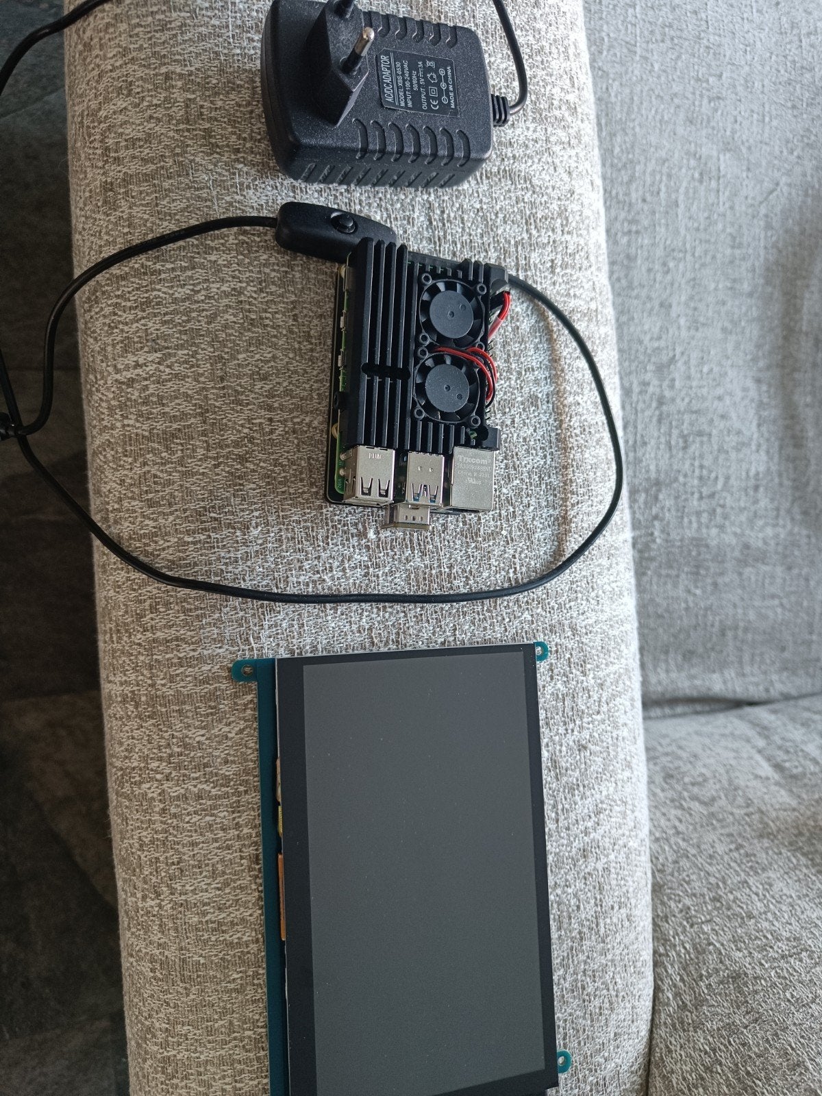 Raspberry Pi 4 8gb met koeler 132 GB ssd en display, Ophalen of Verzenden, Zo goed als nieuw