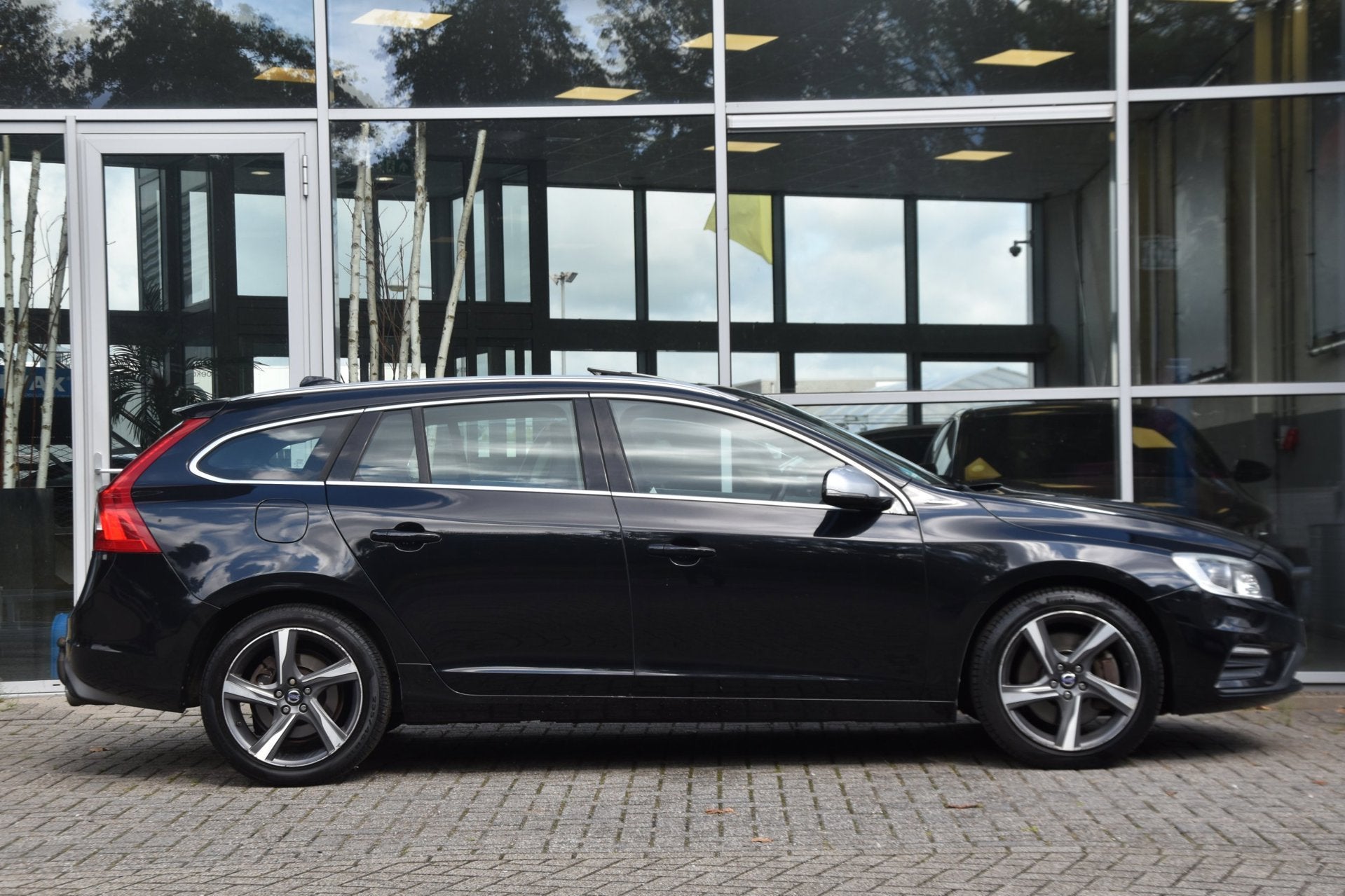 Volvo V60 D6 AWD Plug-In Hybrid R-Design | LEDER | DAK | CAM, Automaat, Zwart, Automatische klimaatregeling, Zwart