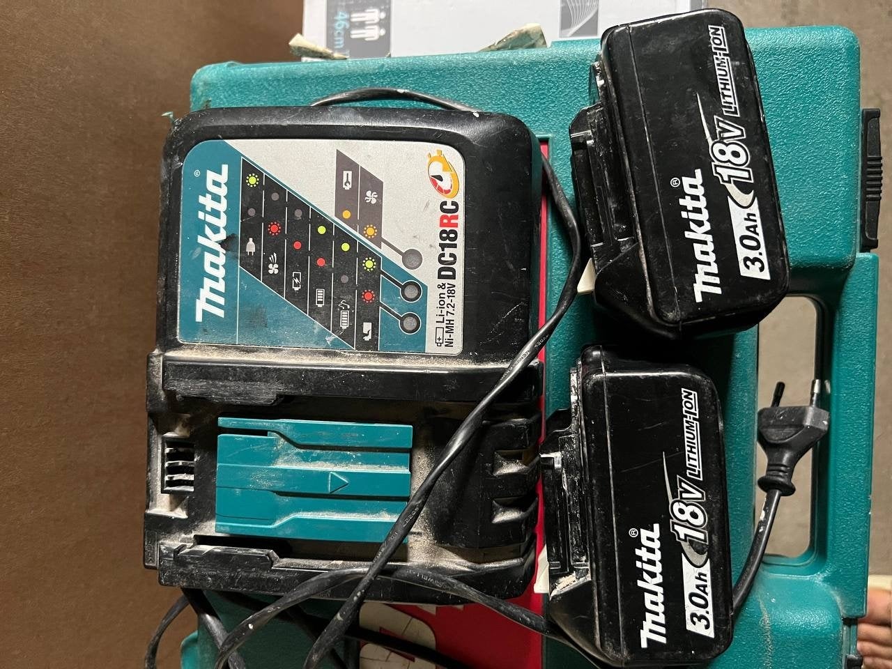 Set: Makita Lader DC18RC + 2x 18V 3.0Ah Accu’s, Ophalen, Gebruikt, Boor- en Schroefmachine