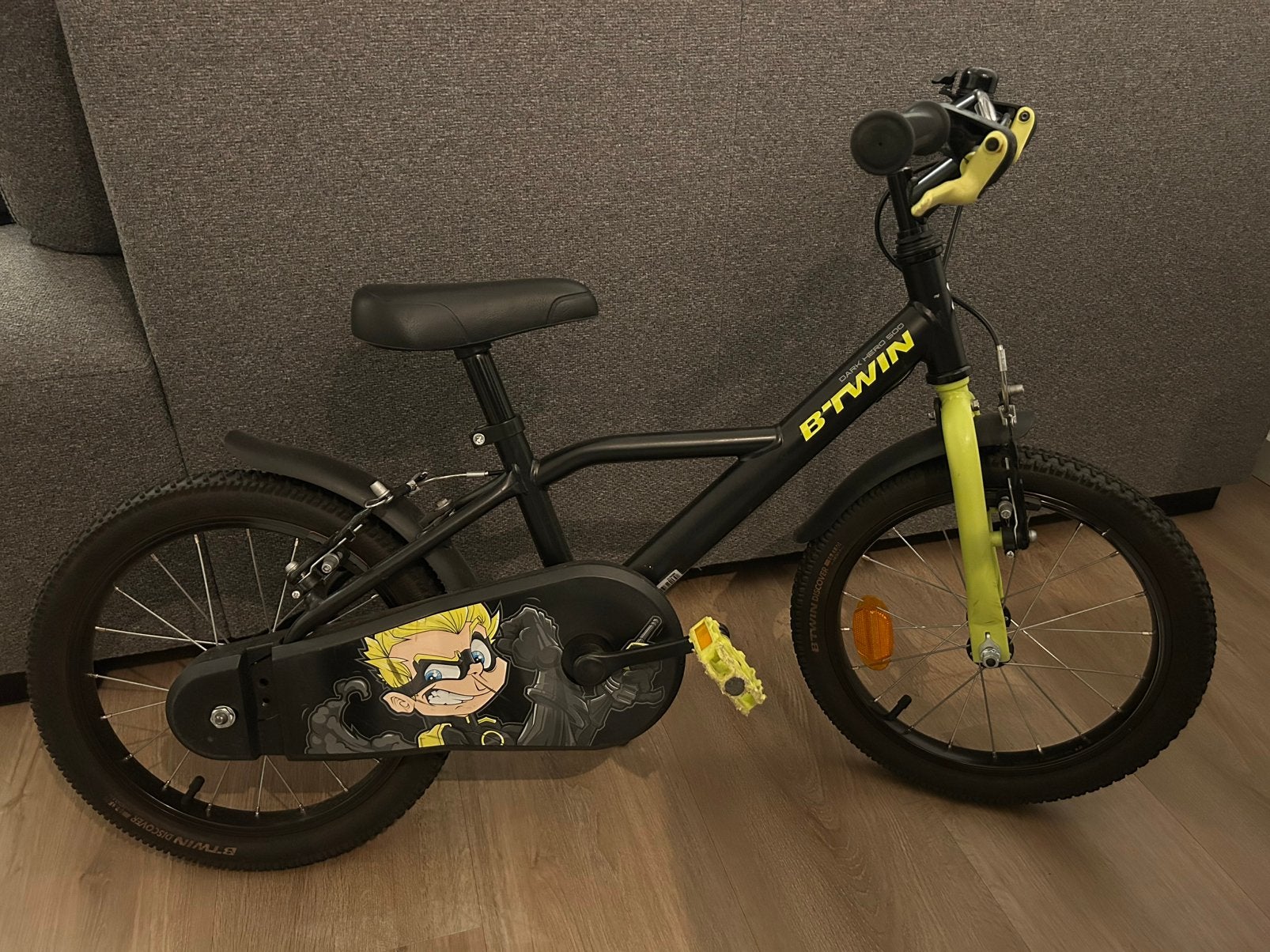 B’twin Dark Hero 500 Kinderfiets, Fietsen en Brommers, Ophalen, Zo goed als nieuw, Velgrem, 16 tot 20 inch