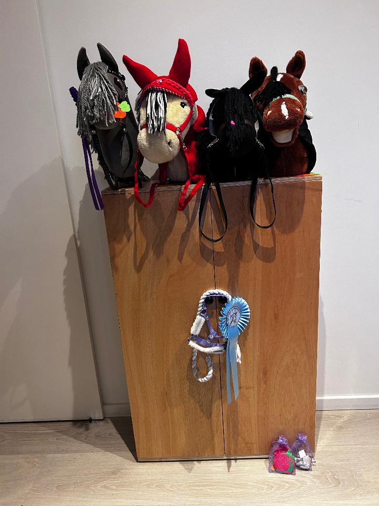 Hele mooie hobby horse/stokpaard stal, Ophalen, Zo goed als nieuw