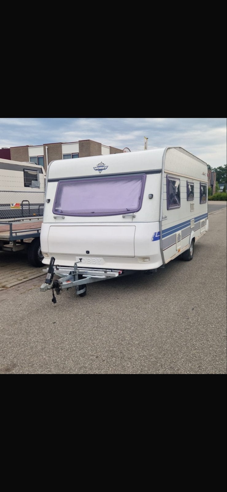 Hobby 495 - Zeer nette caravan met voortent en luifels, Ophalen