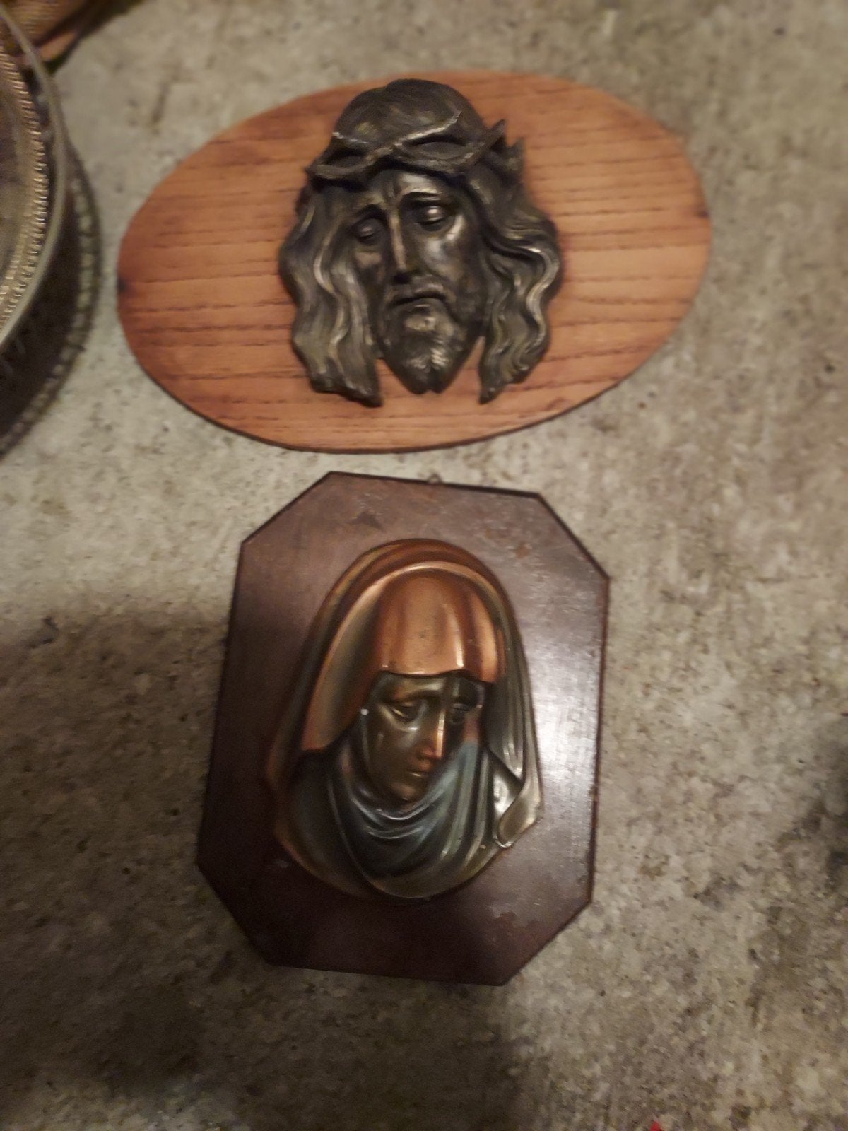 Koperen/tin religieuze plaquettes op houten plankje, Ophalen of Verzenden, Koper