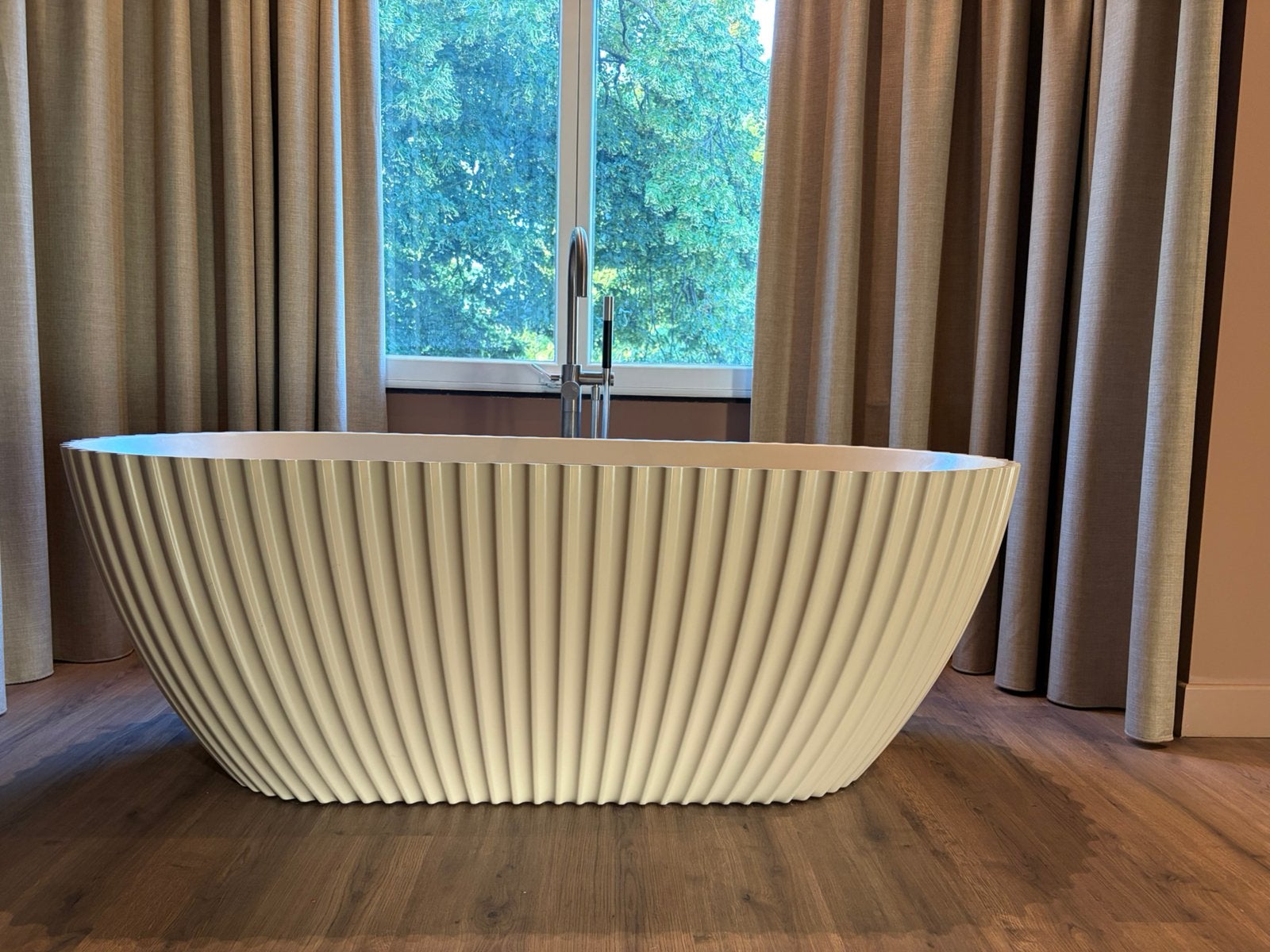 Modern design vrijstaand Mastello bad! (Nieuwprijs 2000,-), Ophalen, Zo goed als nieuw, Bad