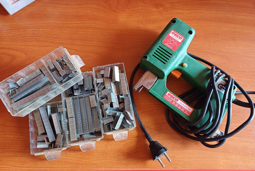 te koop elec. nietenschieter + nietjes, Ophalen of Verzenden, Zo goed als nieuw