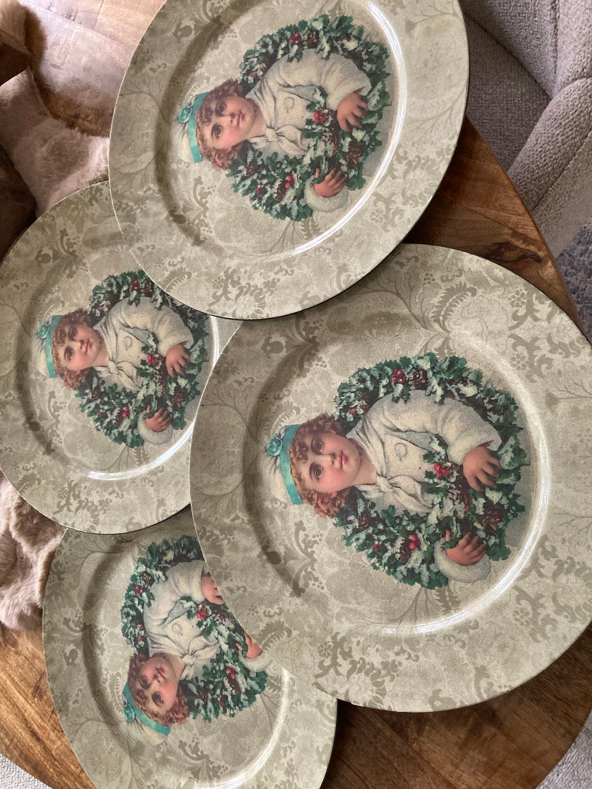 4 kerst onderzetborden (charger plates) 33 cm, Ophalen of Verzenden, Zo goed als nieuw, Kunststof, Bord(en)