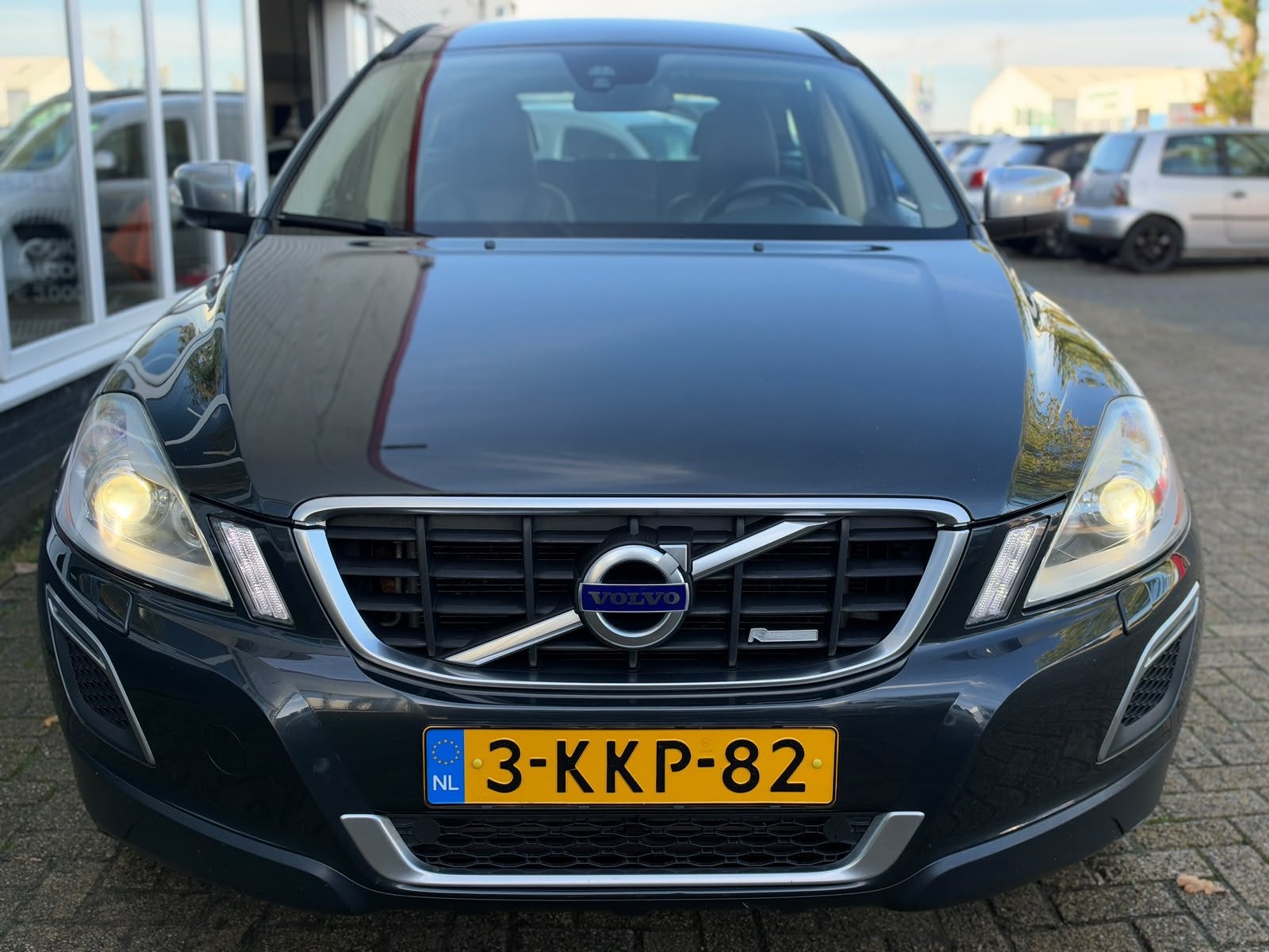Volvo XC60 2.4 D5 AWD R-Design | Trekhaak | Stoelverwarming, Auto's, Automaat, 15 km/l, Gebruikt, Zwart