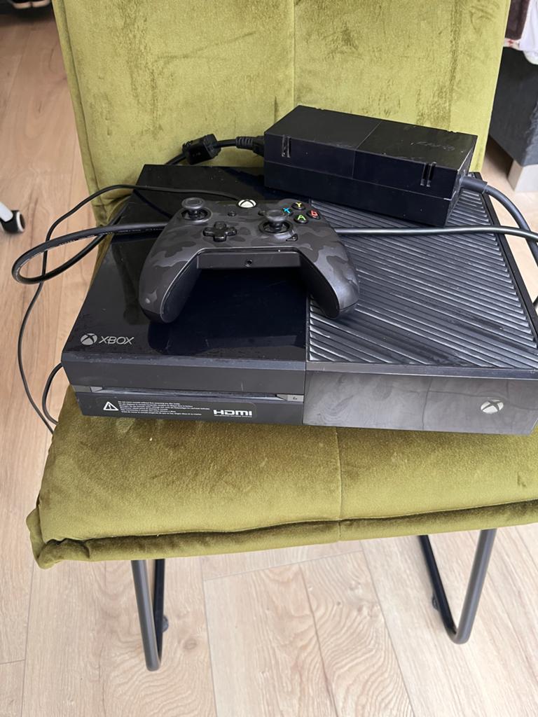 Xbox One met GTA 5 en bekabelde controller, Ophalen, Zo goed als nieuw