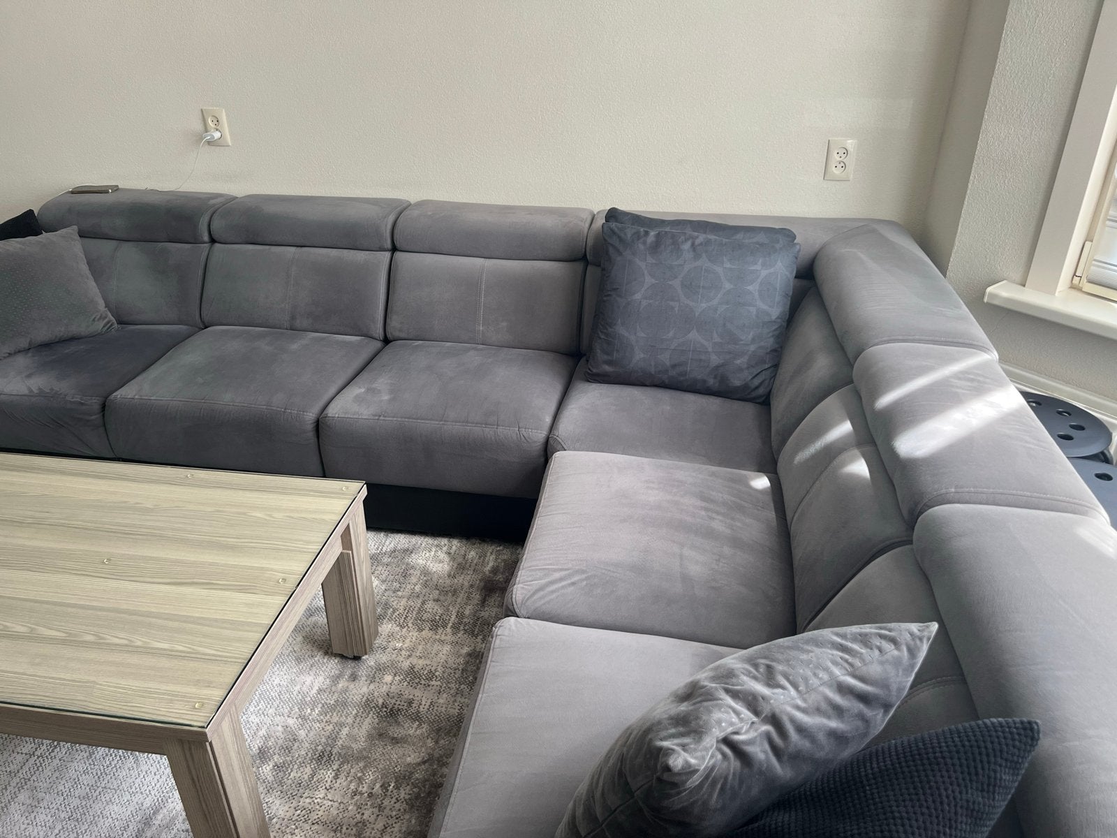 Moet nu weg!! Grote grijze hoekbank 320x250, Huis en Inrichting, Banken | Bankstellen, Ophalen, Gebruikt, Hoekbank, 300 cm of meer