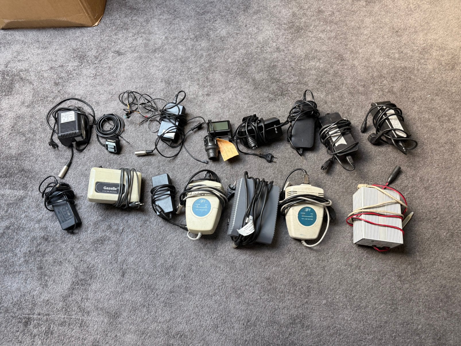 Partij e-bike opladers (13x) + displays, Zo goed als nieuw
