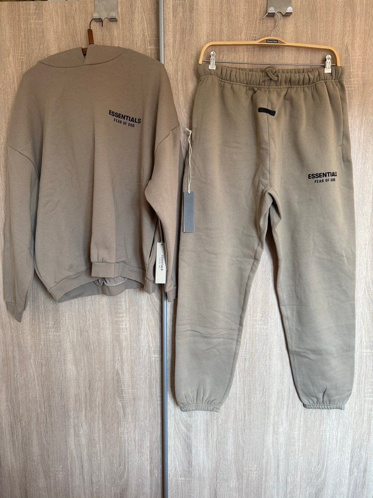 Fear of God Essentials Trainingspak Maat L - Nieuw, Maat 52/54 (L), Verzenden, Beige, Nieuw