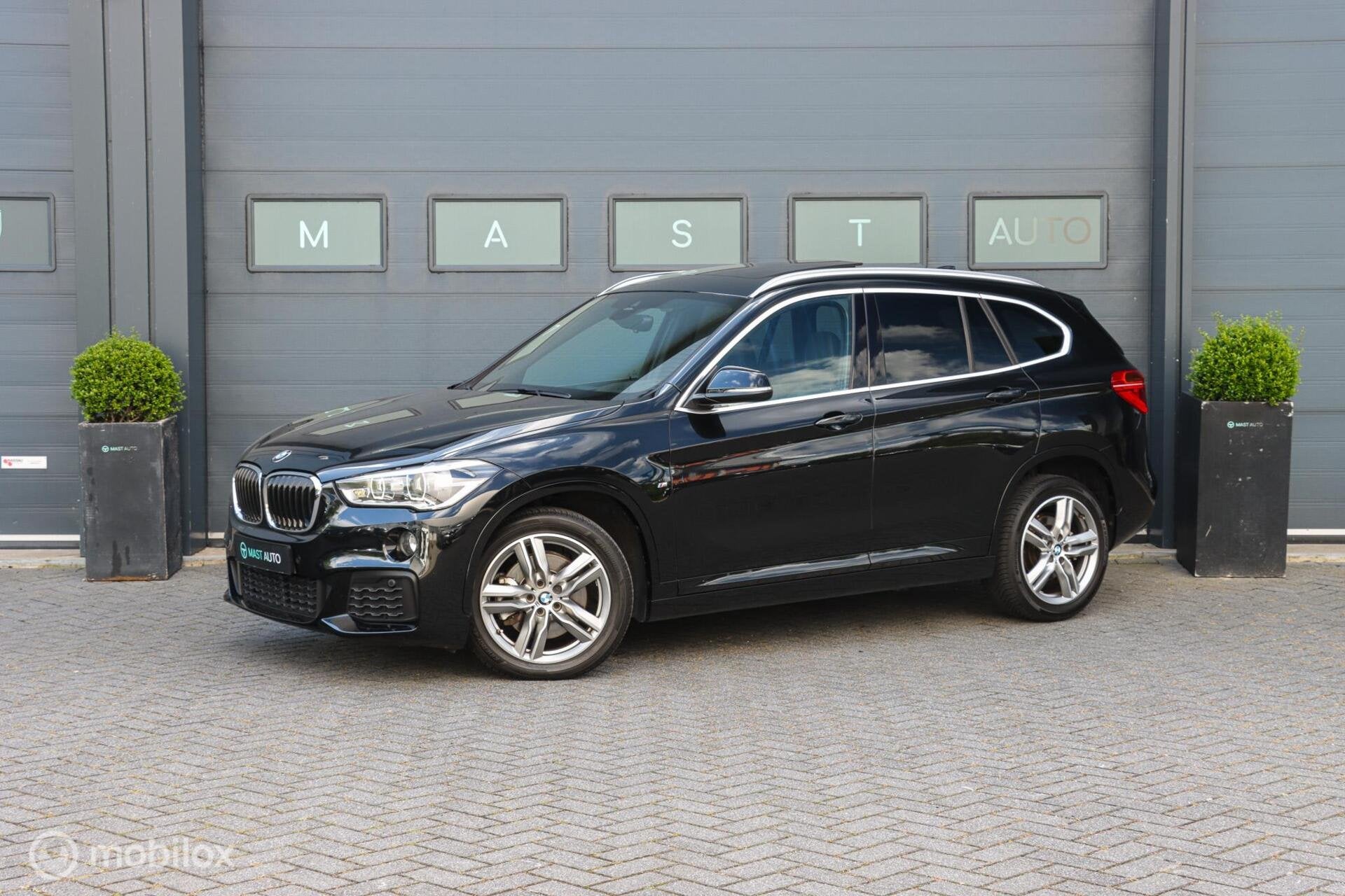 BMW X1 sDrive20i High Executive|M-Sport|HEAD-UP|LED|PANO|NAP, Auto's, 1998 cc, Zwart, Bedrijf, SUV of Terreinwagen