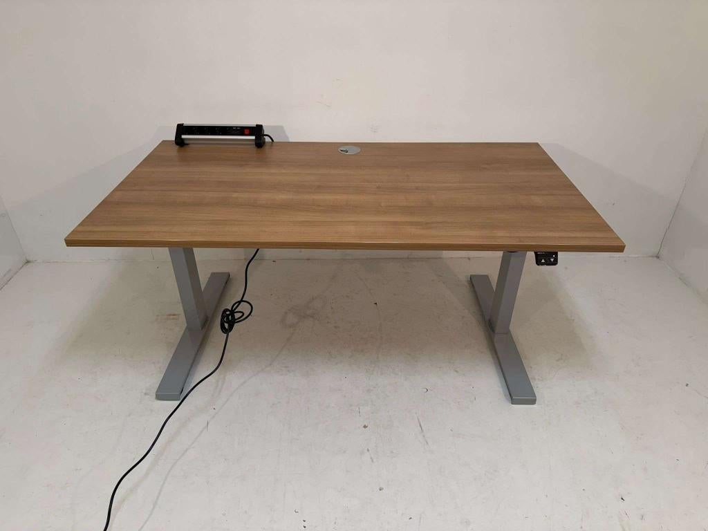 Partij zit/sta bureaus gebruikt 150x80cm €295,- p/st, Niet ingevuld, Niet ingevuld, Niet ingevuld