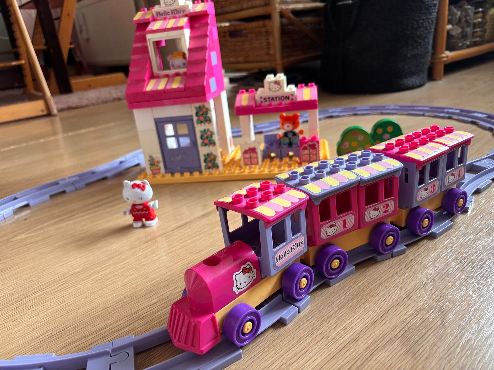 Hello Kitty Unico Duplo Treinset met Station en Huis, Ophalen, Inclusief minifiguren, Gebruikt, Overige thema's
