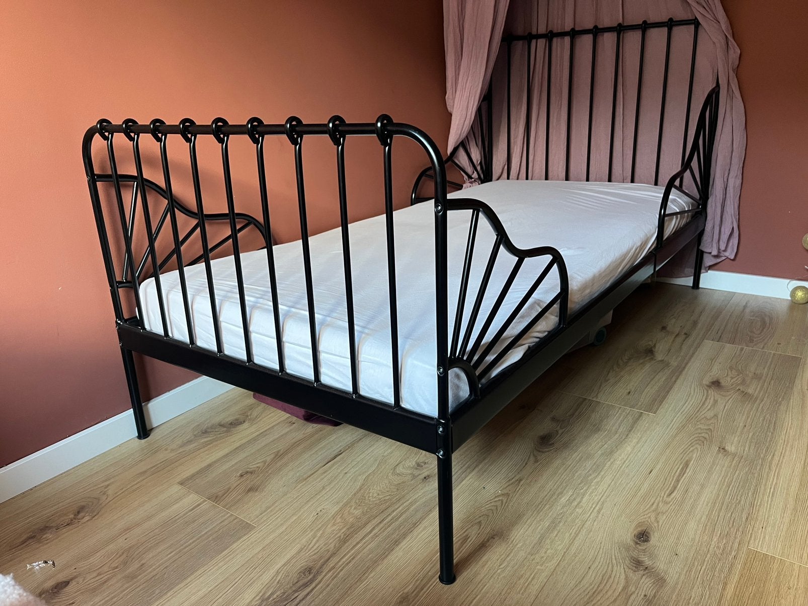 IKEA meegroeibed Minnen zwart incl Ömsint matras+lattenbodem, Kinderen en Baby's, Ophalen, Gebruikt, 70 tot 85 cm, Matras