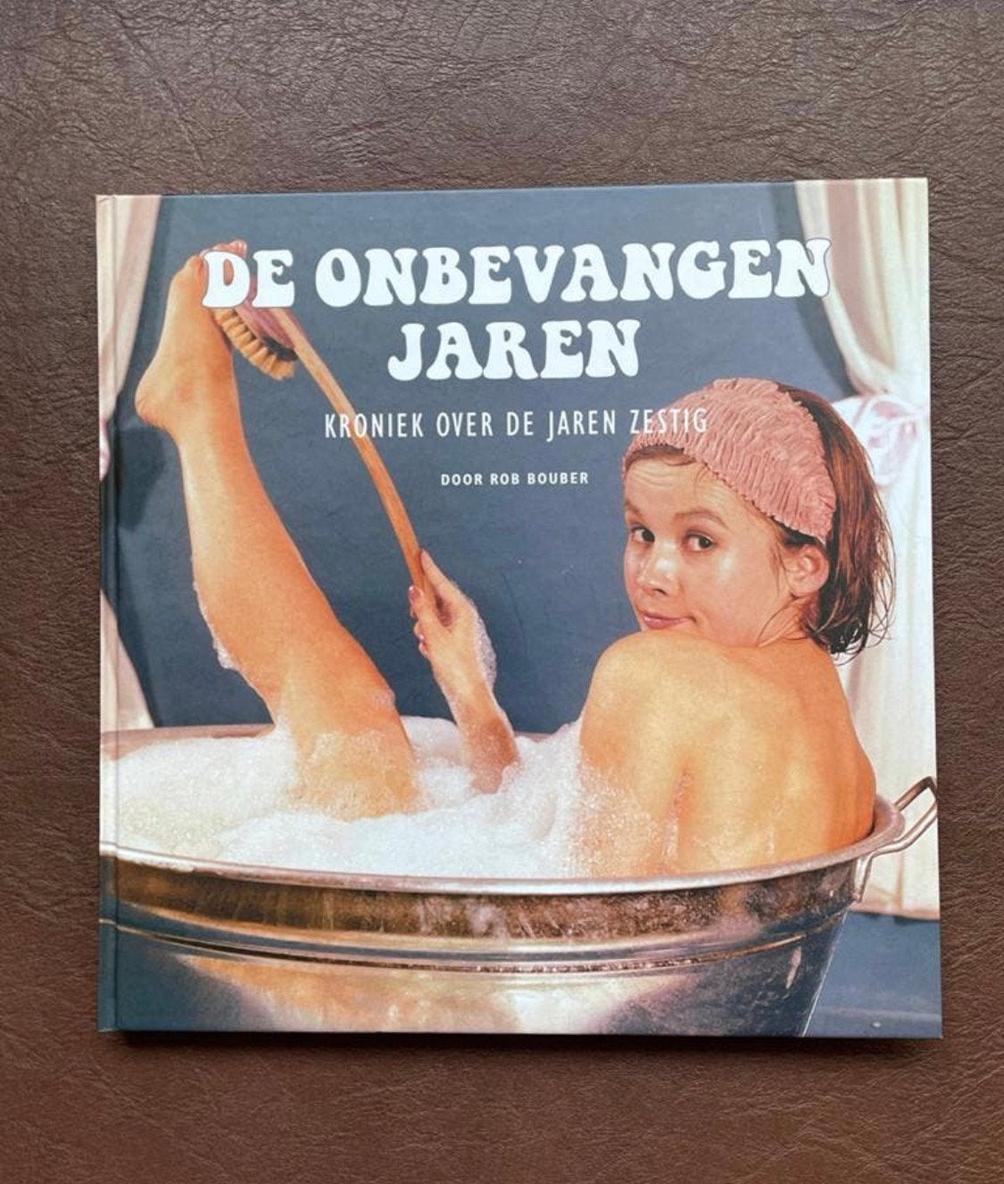 Boek De onbevangen jaren: Kroniek over de jaren zestig, Ophalen of Verzenden, Zo goed als nieuw
