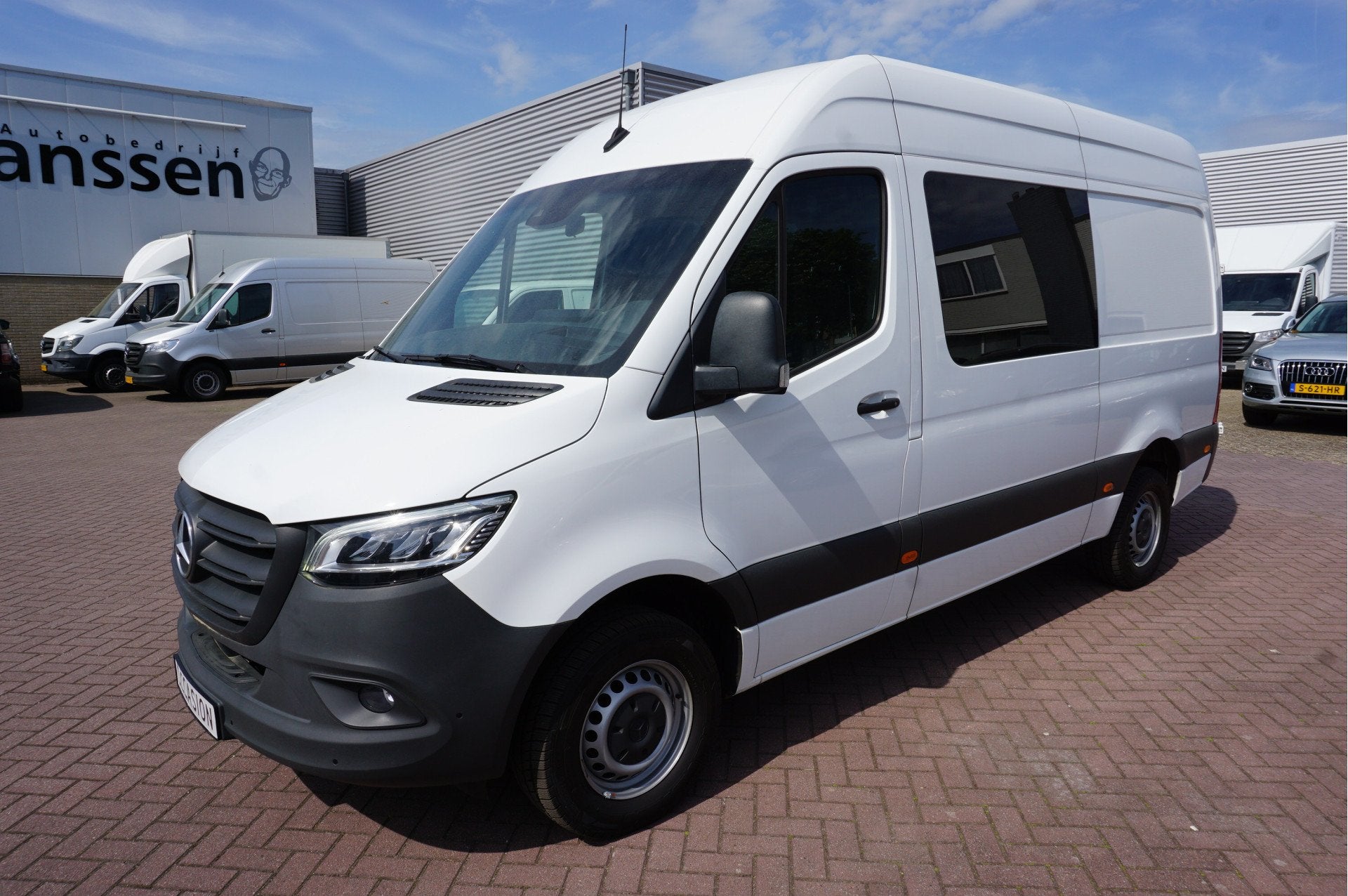 Mercedes-Benz Sprinter 317 1.9 CDI L2H2 Automaat (bj 2022), Automaat, Dealer onderhouden, Gebruikt, Zwart
