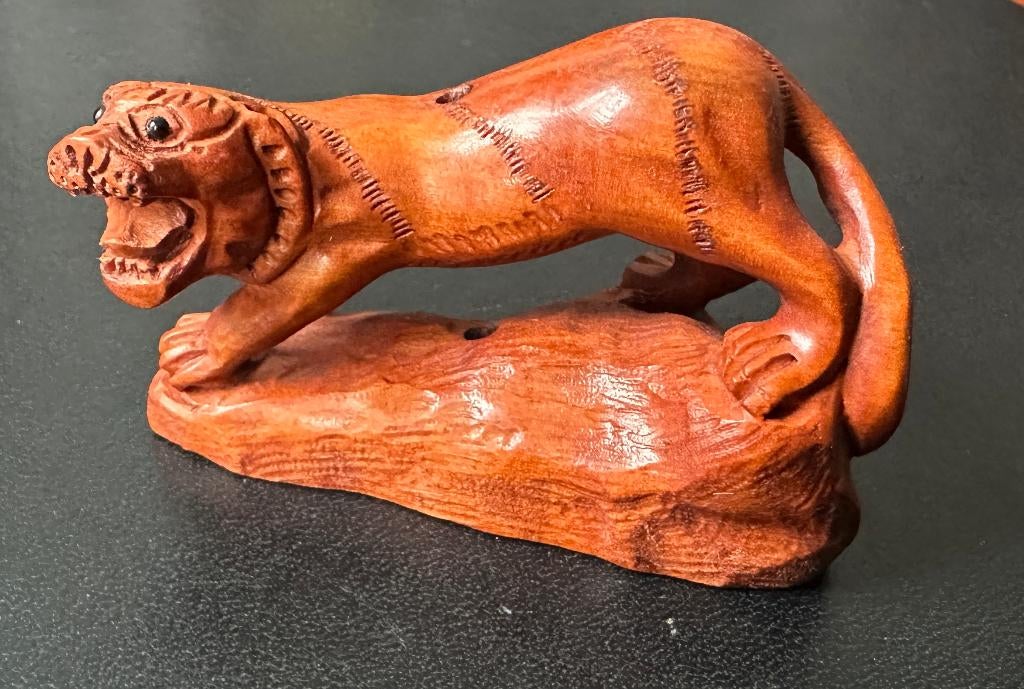 Hardhouten Netsuke van een tijger op een rots, Verzamelen, Ophalen of Verzenden, Nieuw, Wild dier, Beeldje of Figuurtje