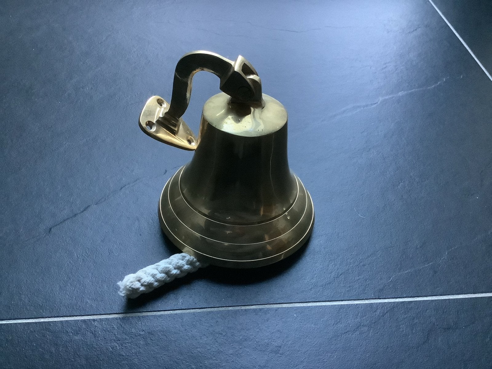 Messing scheepsbel, 12 cm, met wandbeugel en touw., Ophalen of Verzenden