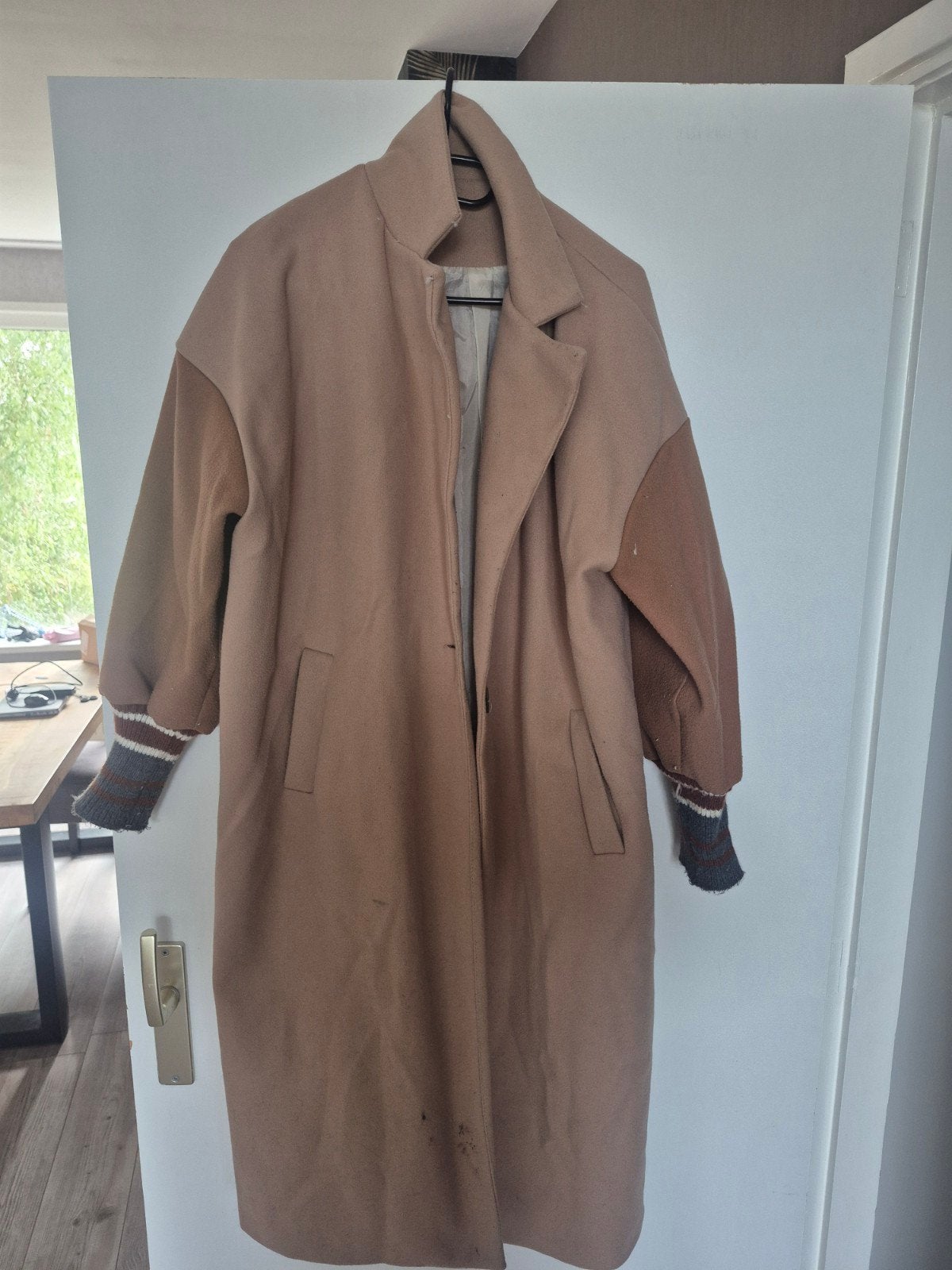 Lange beige jas met contrasterende mouwen, Beige, Maat 46/48 (XL) of groter, Ophalen of Verzenden, Onbekend