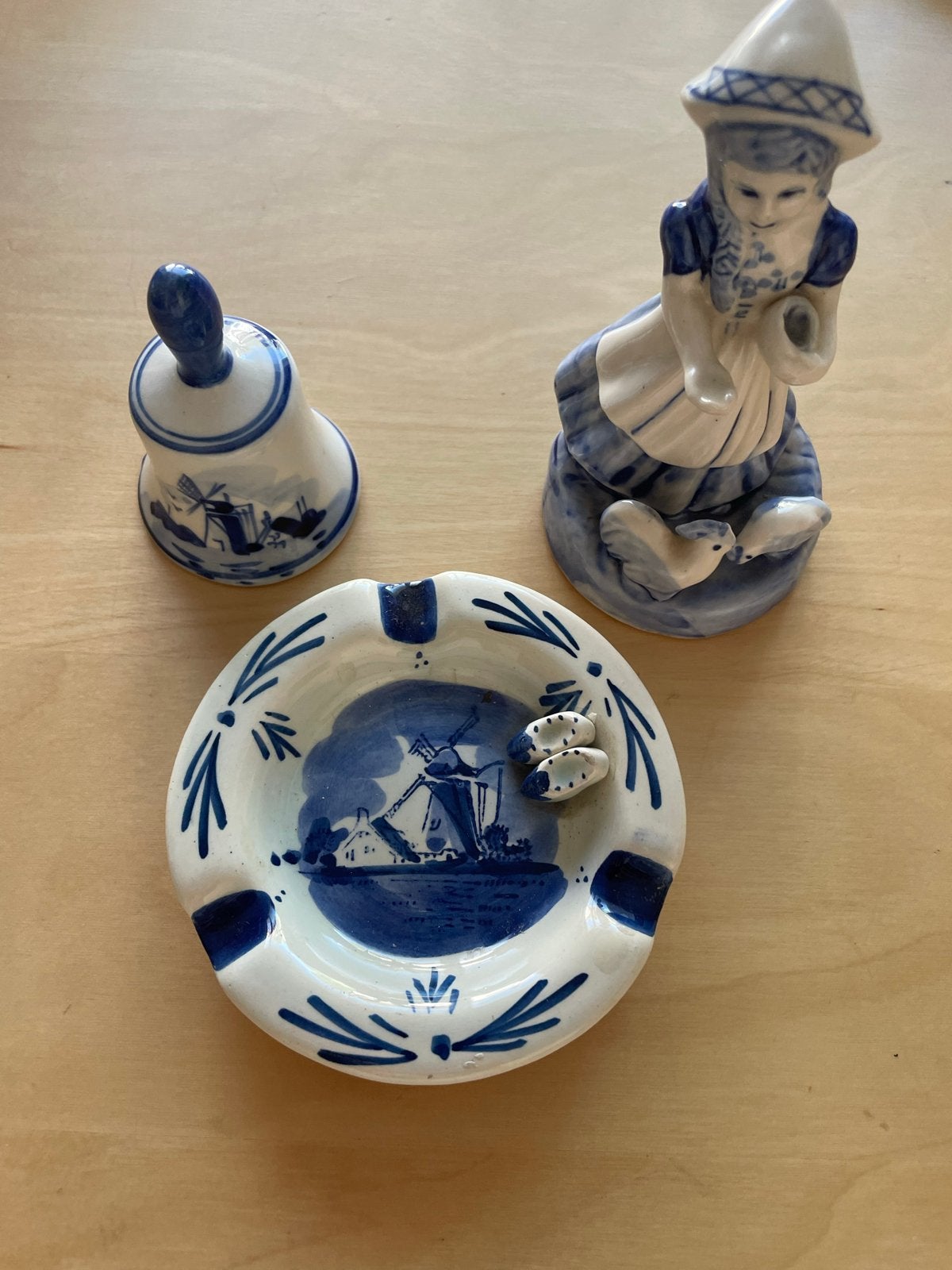 Delftsblauw set: asbak, bel en beeldje van Hollands meisje, Ophalen of Verzenden