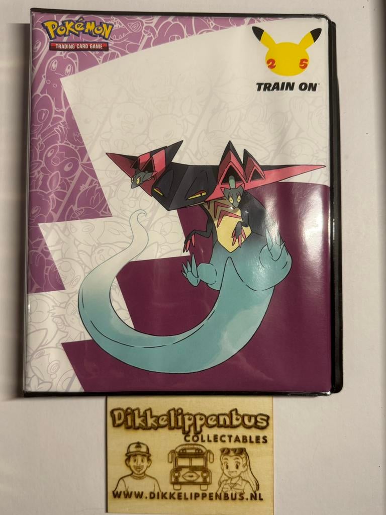 Pokémon 25th anniversary Celebrations Dragapult Prime binder, Verzenden, Zo goed als nieuw
