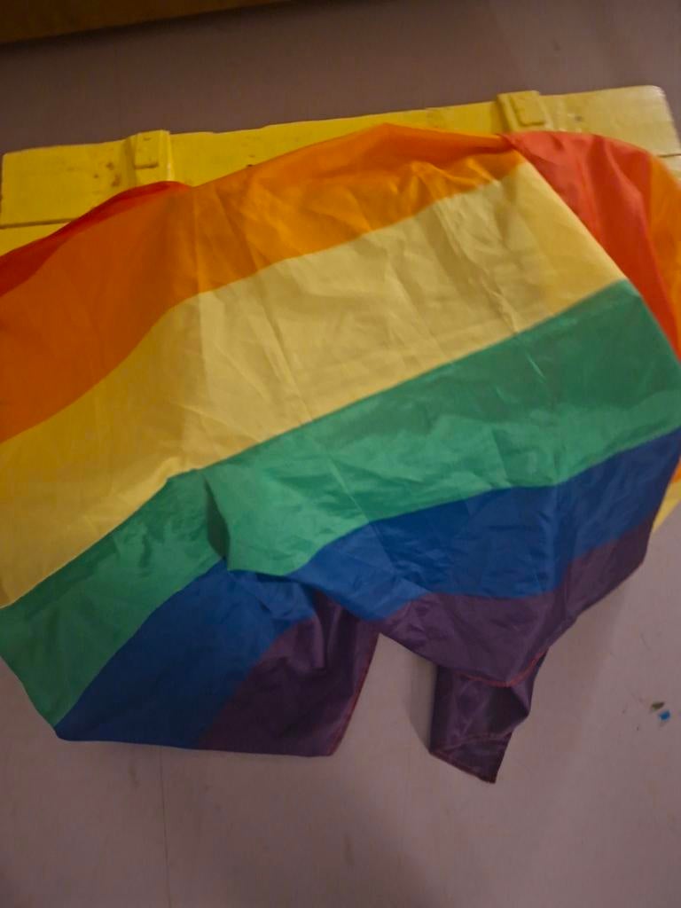 Pride vlag, Ophalen, Zo goed als nieuw