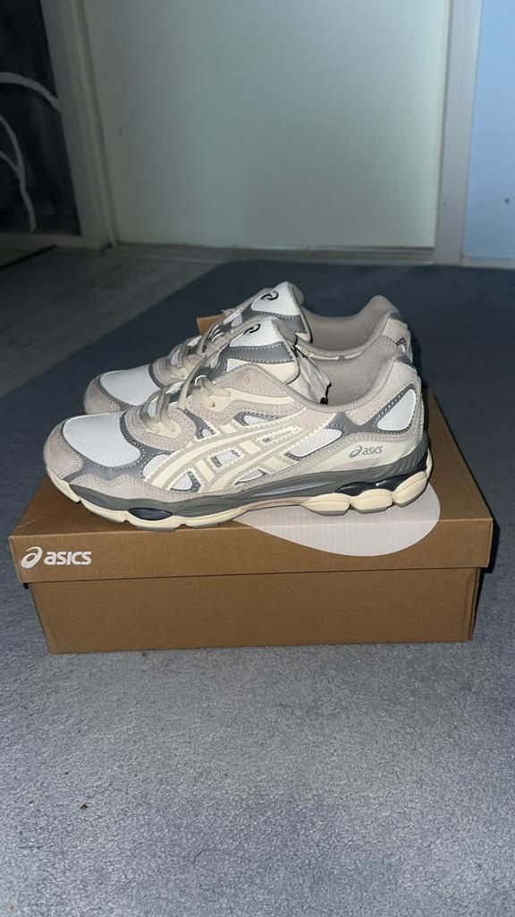 Asics NYC Beige, Bruin, Nieuw, Ophalen of Verzenden, Sneakers of Gympen