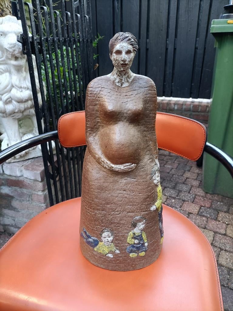 Stenen beeld van een zwangere vrouw. Vintage. Gesigneerd., Ophalen