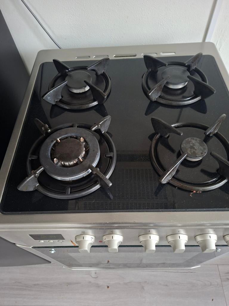 Gasfornuis met 4 pitten - Gebruikt, Witgoed en Apparatuur, Fornuizen, Gebruikt, Gas, Vrijstaand, 4 kookzones