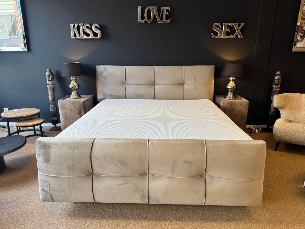 Foto 2 van Boxspring 180 Beige Velvet met vakken en Emma matras E-7295