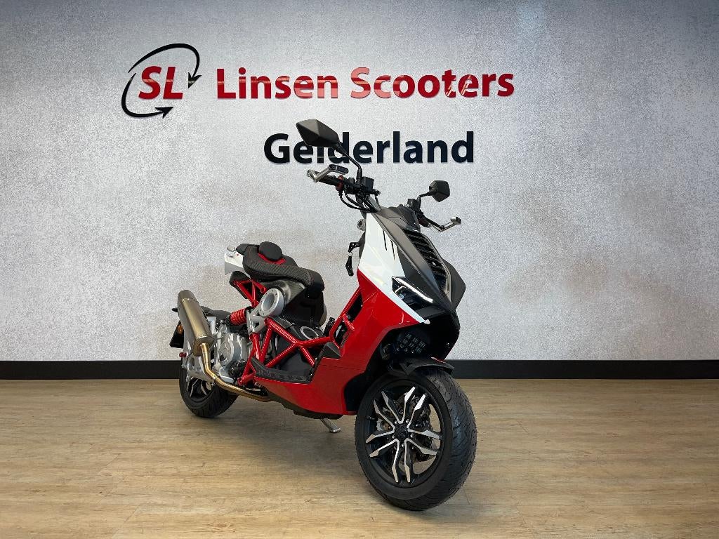 Italjet Dragster 200 AKRAPOVIC | MALOSSI, Particulier, 11 kW of minder, 200 cc, Minimaal motorrijbewijs A1