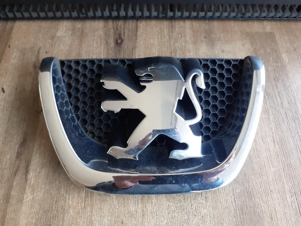 EMBLEEM - Midden Voor - PEUGEOT 206+ PLUS - Bouwj. 2009-2013, Verzenden