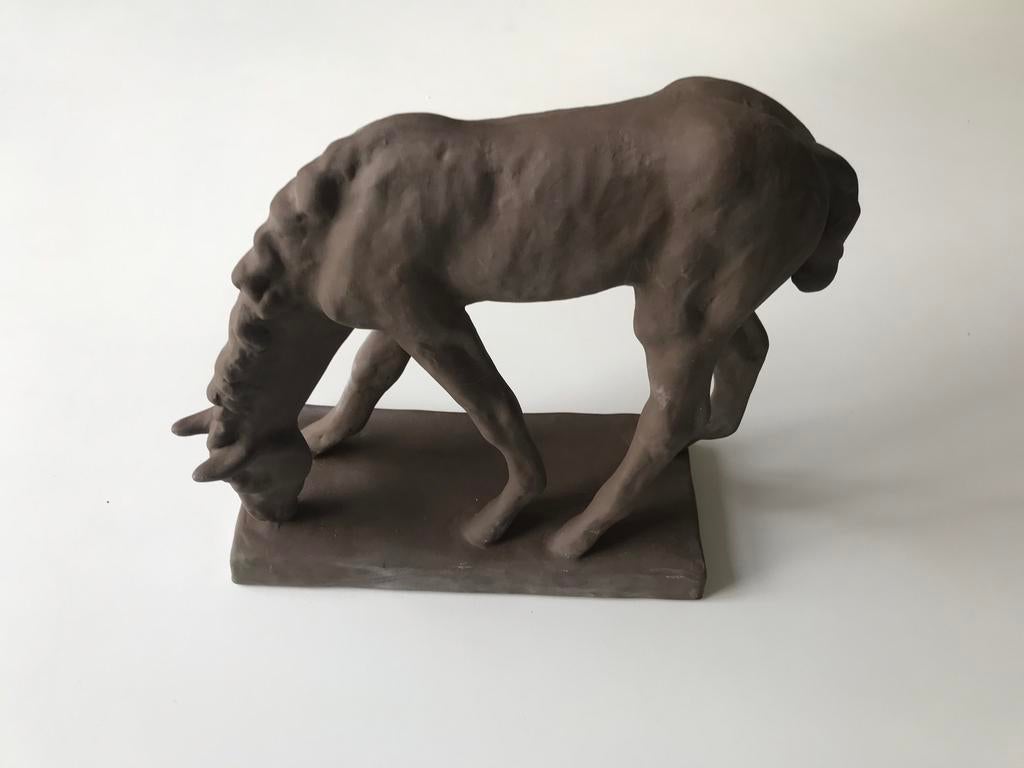 Sculptuur ongeglazuur aardewerk paard,grazend paard,Else Bac, Ophalen of Verzenden