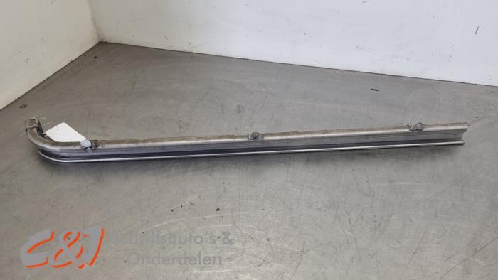Schuifdeur Rail links van een Mercedes Vito