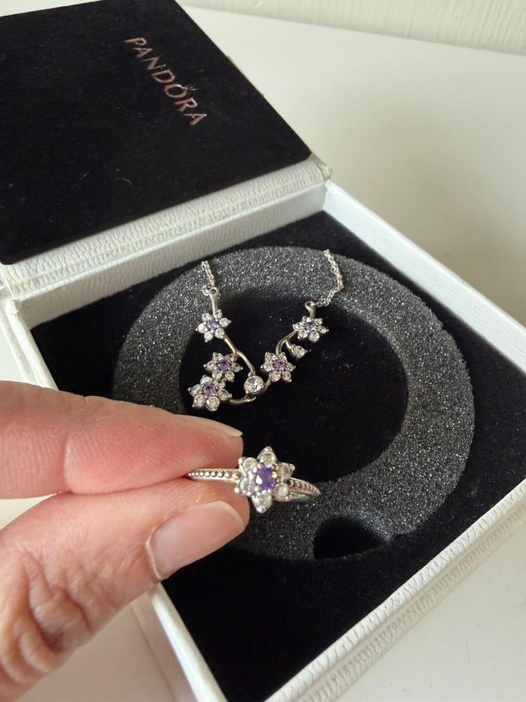 Pandora-set kristallen paarse bloemenring (50mm) +  ketting, Ophalen of Verzenden, Zo goed als nieuw, Zilver
