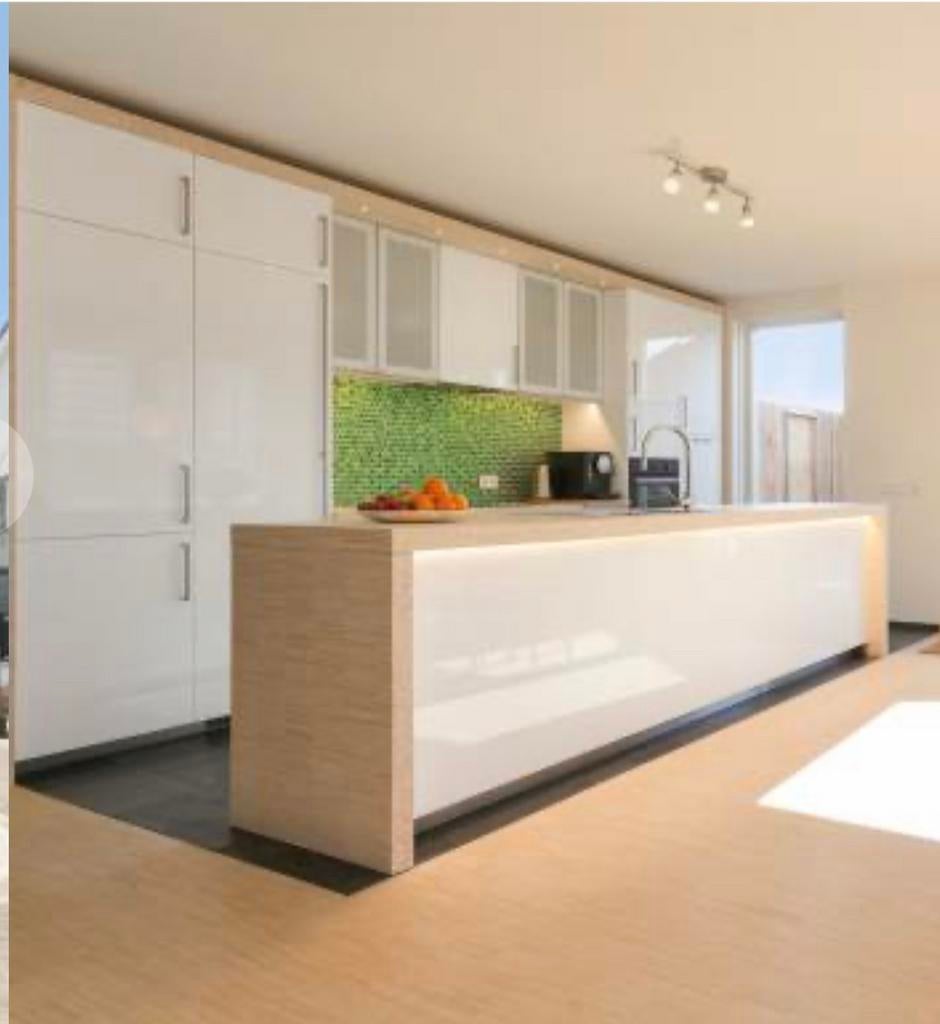 Moderne hoogglans witte keuken met spoeleiland, Ophalen, Zo goed als nieuw, Wit
