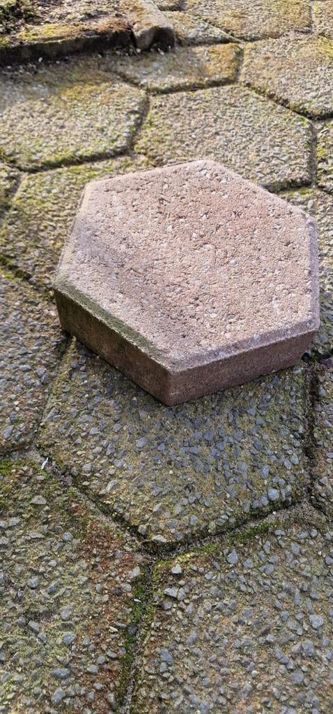 Gratis ophalen 62 stuks 6 kant stenen 6 cm dik. Nijmegen., Tuin en Terras, Ophalen, Beton, Klinkers